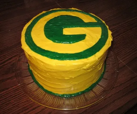 This green and gold Green Bay Packers Cake is a show stopping layer cake that will surely be the star of your next football party! | www.CuriousCuisiniere.com