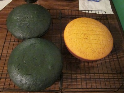Building the green and gold layers for a Green Bay Packers Cake | www.CuriousCuisiniere.com