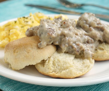 Nothing says comfort like waking up to am easy breakfast recipe of Southern-style Biscuits and Gravy! | www.CuriousCuisiniere.com