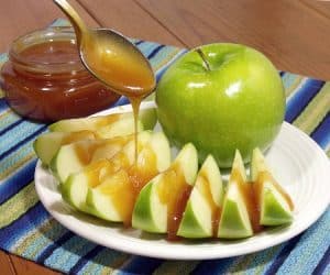 A simple, homemade caramel sauce recipe without corn syrup that adds hints of vanilla to make a great topping for fruit, ice cream, and other desserts. | www.CuriousCuisiniere.com