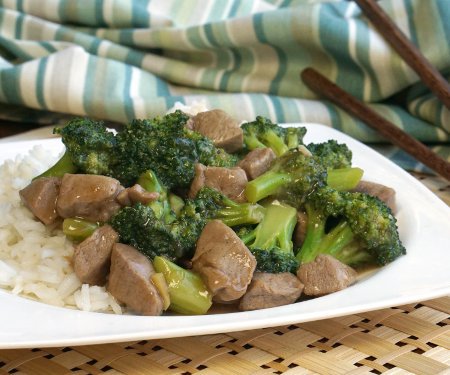 This Venison Stir Fry is a spicy twist on your classic Asian beef and broccoli stir fry using venison meat. Don't have venison? Lean beef works just as well!  | www.CuriousCuisiniere.com