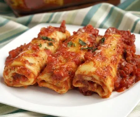 Spinach and Ricotta Cannelloni is a classic Italian stuffed pasta dish. We'll show you how to make your own easy cannelloni pasta and give you an even easier "cheat" way to make the dish! | www.CuriousCuisiniere.com