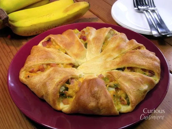 Denver Breakfast Ring - Potatoes, green peppers, and ham make this Croissant Breakfast Ring quite hearty and tasty! It's the brunch take on a classic Denver Breakfast Skillet! - from Curious Cuisiniere