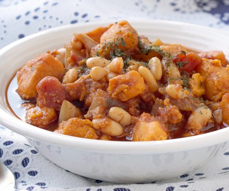 Bring a new take to fall chili with this slow cooker Sweet Potato White Bean Chili. This hearty, vegetarian meal brings warm spices together with hearty root vegetables and is sure to leave you satisfied! | www.CuriousCuisiniere.com