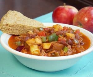 This Pulled Pork Chili uses fresh ingredients to give it a sweet and spicy flavor. You'd never guess it was an apple chili!  | www.CuriousCuisiniere.com