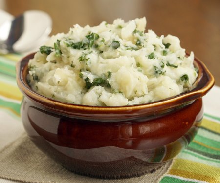 Irish Colcannon brings mashed potatoes to a whole new level with flavorful onions and nutritious cabbage. These Irish mashed potatoes are the perfect way to sneak extra veggies into your meal! | www.CuriousCuisiniere.com