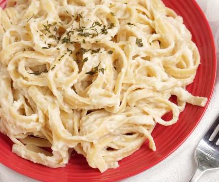 We're lightening up the American version of pasta Alfredo with a healthy swap to make your creamy sauce! | www.CuriousCuisiniere.com