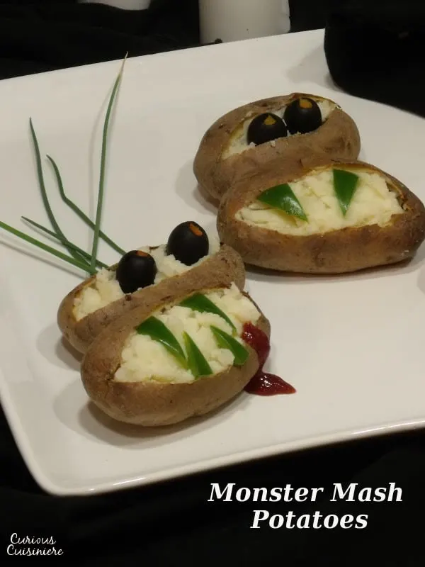 The kids will have fun putting these monster potatoes together. Perfect for a hearty and fun Halloween dinner! | www.curiouscuisiniere.com 