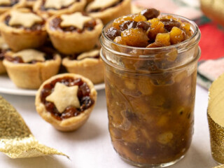 What is mincemeat? We're here to break down the confusion behind this boozy fruit concoction and share a recipe to make your own homemade mincemeat. | www.CuriousCuisiniere.com