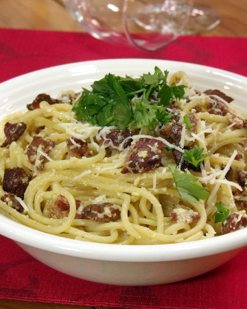 There's nothing not to love about bacon, cheese, and pasta that make up this classic and easy Spaghetti alla Carbonara recipe. | Curious Cuisiniere