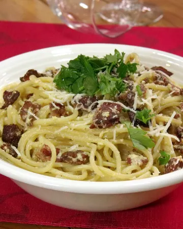 There's nothing not to love about bacon, cheese, and pasta that make up this classic and easy Spaghetti alla Carbonara recipe. | Curious Cuisiniere