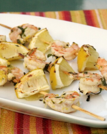 Lemon and parsley create the perfect bright marinade for these summery grilled shrimp. | www.curiouscuisiniere.com