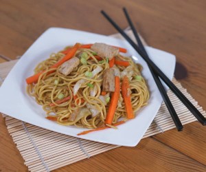 This recipe for a traditional Japanese Yakisoba is a budget-friendly stir fried noodle dish that is perfect for using up leftover meat, like pork, chicken, or turkey. | www.curiouscuisiniere.com
