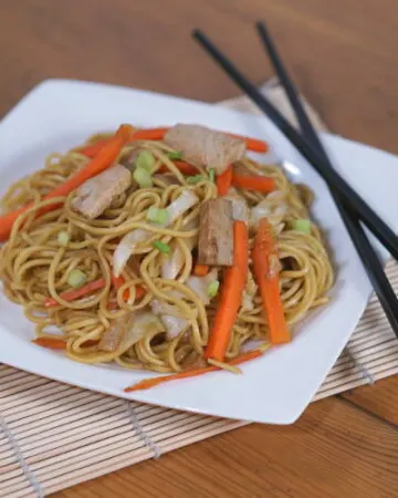 This recipe for a traditional Japanese Yakisoba is a budget-friendly stir fried noodle dish that is perfect for using up leftover meat, like pork, chicken, or turkey. | www.curiouscuisiniere.com