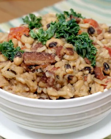 How can you resist rice with black eyed peas and bacon? Not only is Hoppin' John a comforting, traditional Southern soul food recipe, it is said to bring good luck for the New Year. | www.curiouscuisiniere.com