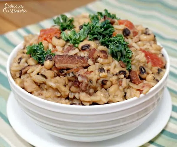 How can you resist rice with black eyed peas and bacon? Not only is Hoppin' John a comforting, traditional Southern soul food recipe, it is said to bring good luck for the New Year. | www.curiouscuisiniere.com 