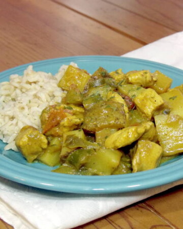 This light and bright African Coconut Chicken Curry is a creamy and comforting dish: the perfect recipe for serving over steamed rice. | www.curiouscuisiniere.com