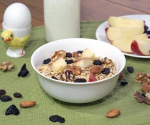 This Swiss Muesli Recipe brings protein-packed toasted, nutty goodness to breakfast. Serve it with a cup of milk and a hard boiled egg for a protein rich way to start our day. | www.CuriousCuisiniere.com