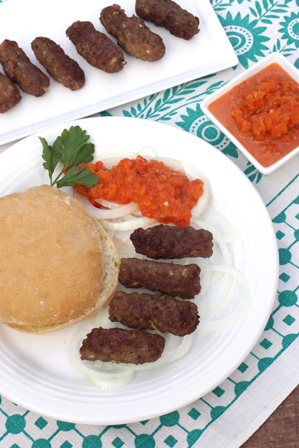 Salchichas serbias Cevapi con pimiento rojo para untar y pan plano