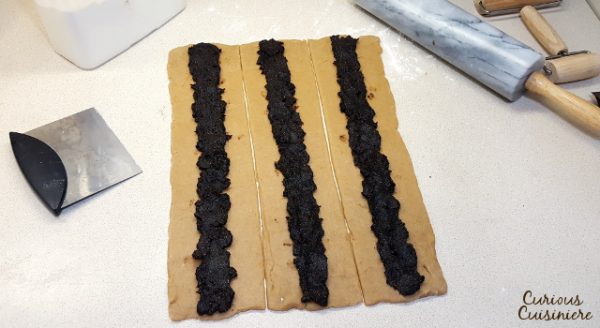 Filling Fig Newton cookies