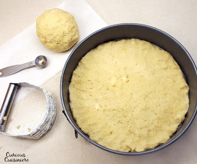 This Szarlotka recipe combines a thick layer of apples with a dense, cake-like crust and a crumble topping, to create a Polish apple pie that is sure to be a fall favorite. | www.CuriousCuisiniere.com