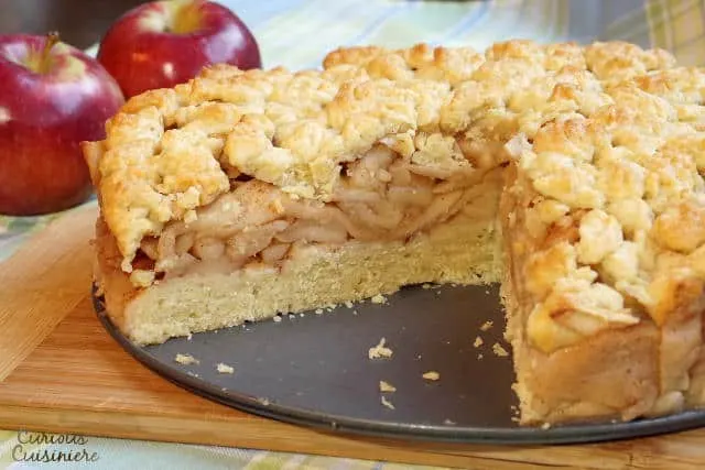 This Szarlotka recipe combines a thick layer of apples with a dense, cake-like crust and a crumble topping, to create a Polish apple pie that is sure to be a fall favorite. | www.CuriousCuisiniere.com