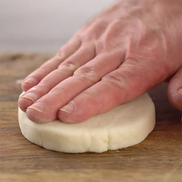 Shaping arepas