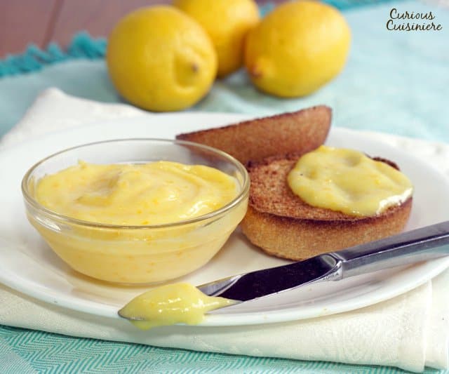  denne hjemmelagde Meyer Lemon Curd Er en enkel oppskrift å lage og lagre. La lemon curd bringe en lys utbrudd av våren smaken til morgen frokost! | www.CuriousCuisiniere.com