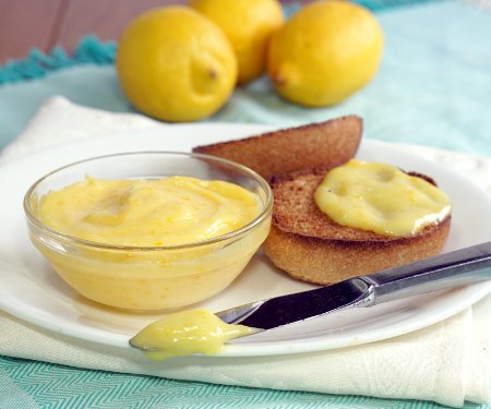 This homemade Meyer Lemon Curd is an easy recipe to make and store. Let lemon curd bring a bright burst of spring flavor to your morning breakfast! | www.CuriousCuisiniere.com