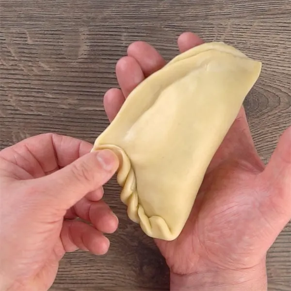 Crimping empanadas de pino