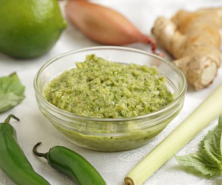 Homemade Thai Green Curry Paste is an easy way to give your Thai curry incredible flavor. | www.CuriousCuisiniere.com