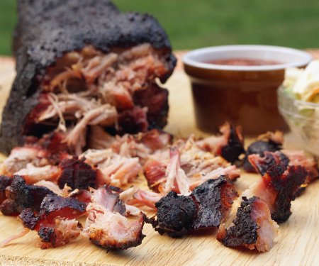 Juicy, flavorful, and perfectly balanced. That’s Memphis style BBQ. Our Memphis style barbecue pulled pork sandwich recipe brings smoked pork to perfection. | www.CuriousCuisiniere.com