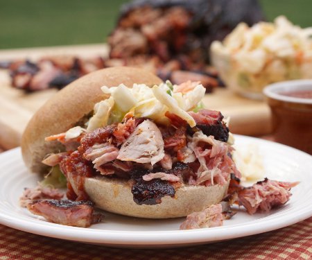 Juicy, flavorful, and perfectly balanced. That’s Memphis style BBQ. Our Memphis style barbecue pulled pork sandwich recipe brings smoked pork to perfection. | www.CuriousCuisiniere.com