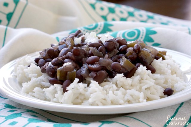 With lots of flavor from green peppers and onions, long simmering and deeply flavorful, black beans (frijoles negros) are the essential side dish to any Cuban meal. | www.CuriousCuisiniere.com