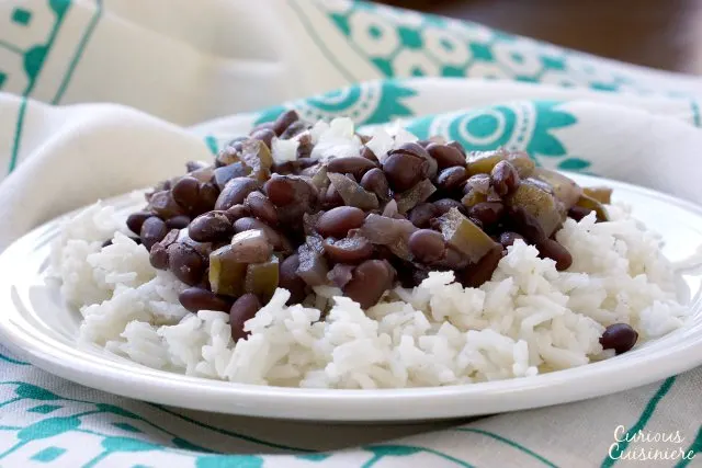 With lots of flavor from green peppers and onions, long simmering and deeply flavorful, black beans (frijoles negros) are the essential side dish to any Cuban meal. | www.CuriousCuisiniere.com