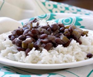 With lots of flavor from green peppers and onions, long simmering and deeply flavorful, black beans (frijoles negros) are the essential side dish to any Cuban meal. | www.CuriousCuisiniere.com