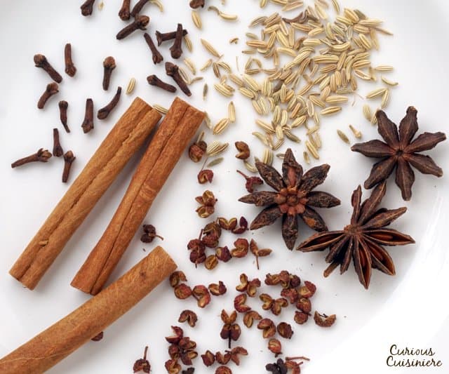 Machen Sie Ihr eigenes hausgemachtes Chinese Five Spice-Pulver für eine Gewürzmischung, die vor frischem, authentischem asiatischem Geschmack strotzt! | www.CuriousCuisiniere.com