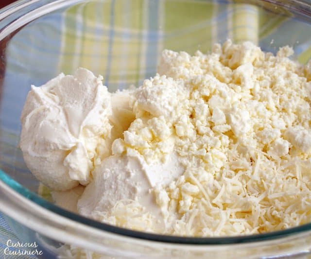 Mestecatul de brânză pentru plăcinta italiană de Paște | Curious Cuisiniere