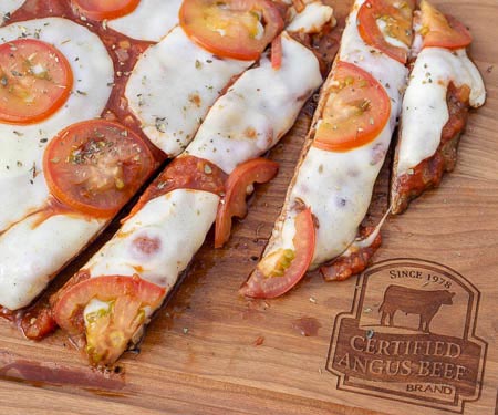 If you love steak and pizza, why not combine the two? Matambre a la Pizza is a fun Argentinian grilled steak appetizer that will be the star of your next summer cookout. Whether you serve it as an appetizer or dinner, this flank steak pizza is a guaranteed winner! | www.CuriousCuisiniere.com