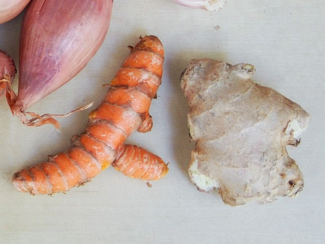 Turmeric and ginger side by side.