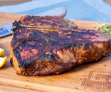 Bistecca alla Fiorentina is an impressive dish of Porterhouse steak done Florentine style. This Florentine steak is a simple recipe, perfect for a summer dinner party. | www.CuriousCuisiniere.com