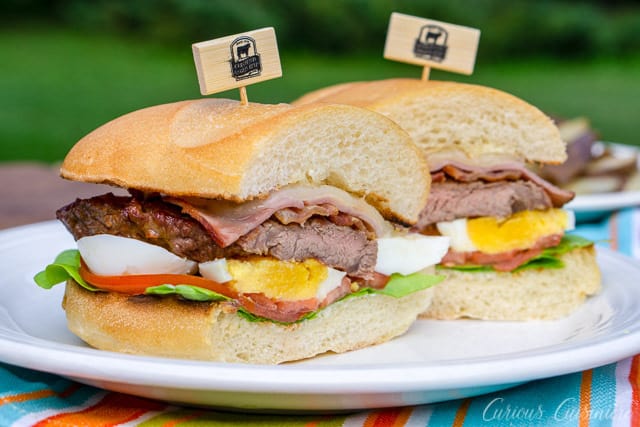 Chivito, nationalretten i Uruguay, er en sandwich med bøf og æg, der ikke ligner nogen anden. Denne ultimative bøfsandwich er perfekt til en sommerfrokost eller -middag! | www.CuriousCuisiniere.com