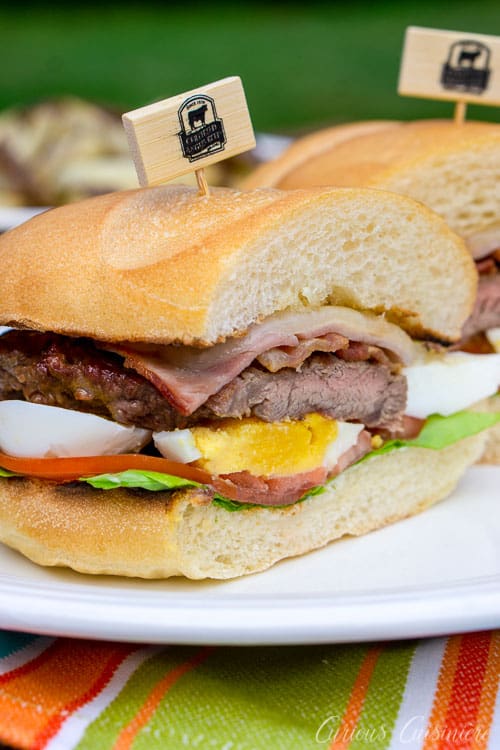 Chivito, il piatto nazionale dell'Uruguay, è un sandwich di bistecca e uova diverso da qualsiasi altro. Questo panino con bistecca è perfetto per un pranzo o una cena estiva! | www.CuriousCuisiniere.com