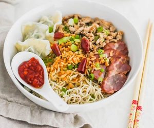 Kolo Mee is a Sarawak Malaysian dish of dry noodles tossed in a savoury pork and shallot mixture, topped off with fragrant fried onions. A classic staple food in Malaysia, it is eaten for breakfast, lunch, or dinner.  | www.CuriousCuisiniere.com