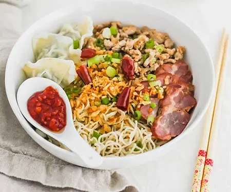 Kolo Mee is a Sarawak Malaysian dish of dry noodles tossed in a savoury pork and shallot mixture, topped off with fragrant fried onions. A classic staple food in Malaysia, it is eaten for breakfast, lunch, or dinner.  | www.CuriousCuisiniere.com