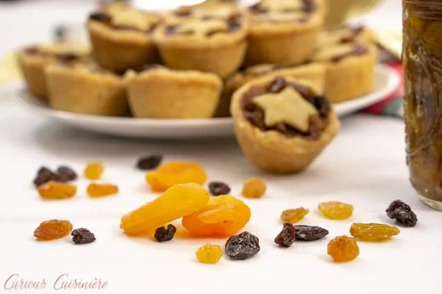 There's no meat in these mincemeat pies. Only dried fruit and Christmas spices! | www.CuriousCuisiniere.com