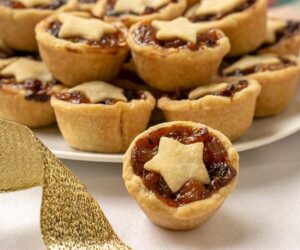 Mince Pies are a British Christmas staple. These sweet and boozy mini fruit pies are the perfect recipe to add to your Holiday cookie platter! | www.CuriousCuisiniere.com