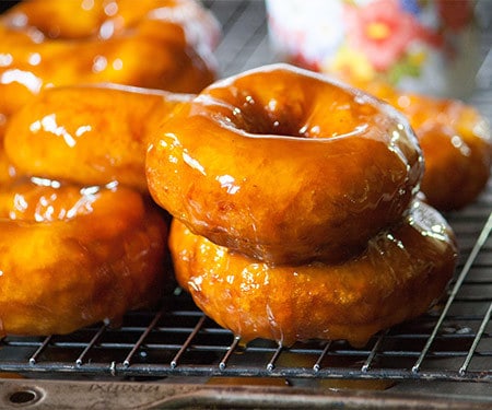 Los picarones son rosquillas al estilo chileno. Estos donuts suaves de calabaza o calabaza se empapan en un jarabe de naranja infundido hecho con panela. | www.CuriousCuisiniere.com
