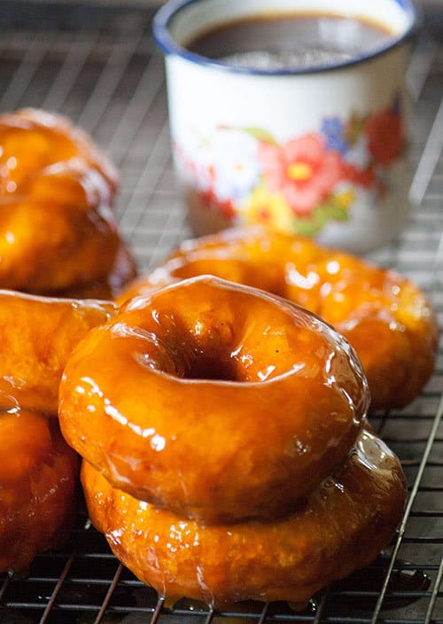 Picarones zijn donuts in Chileense stijl. Deze zachte, pompoen of pompoen donuts zijn gedrenkt in een sinaasappel doordrenkte siroop gemaakt met panela. | www.CuriousCuisiniere.com