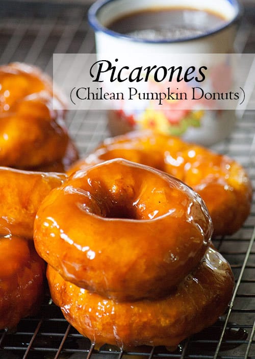  Los picarones son rosquillas al estilo chileno. Estos donuts suaves de calabaza o calabaza se empapan en un jarabe de naranja infundido hecho con panela. | www.CuriousCuisiniere.com 